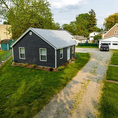 Renovated Retreat Home In Huron Walking Distance To Beach Exterior photo
