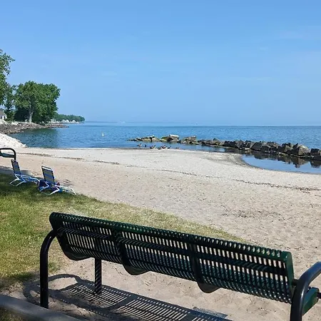 Renovated Retreat Home In Huron Walking Distance To Beach Exterior photo