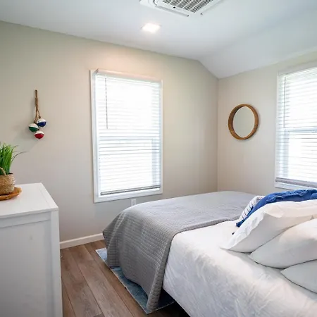 Renovated Retreat Home In Huron Walking Distance To Beach Exterior photo
